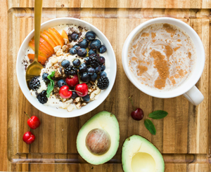 A heart-healthy breakfast that includes oatmeal, fruit, and avocado.